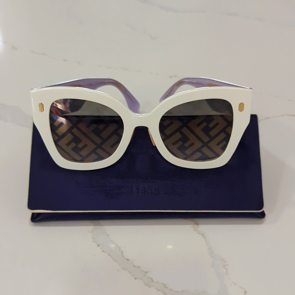 FENDI SUNGLASSES - Picture 1 of 9